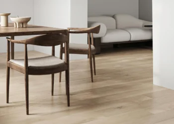 Outono com mais conforto: por que o piso vinílico é ideal para ambientes internos