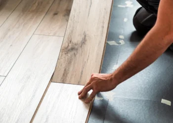 Piso vinílico ou porcelanato: qual escolher para sua casa?