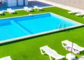 Grama sintética em piscina vale a pena? Guia de instalação