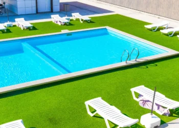 Grama sintética em piscina vale a pena? Guia de instalação